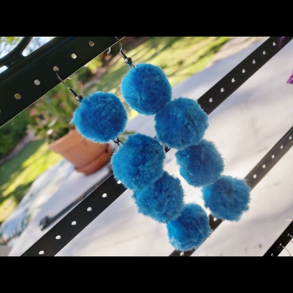 Pompom earrings - Picture 3 of 3